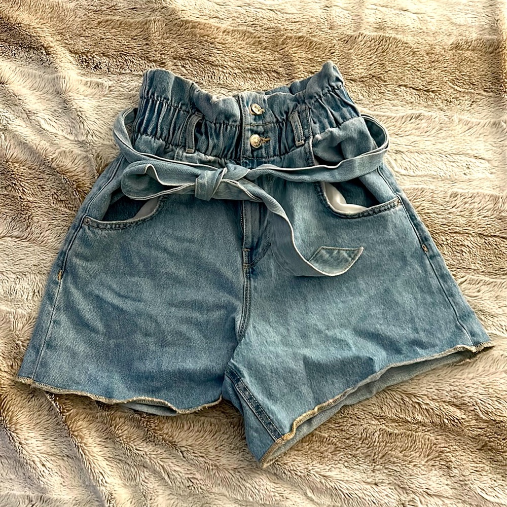 ZARA jean shorts with an attachable Jean belt